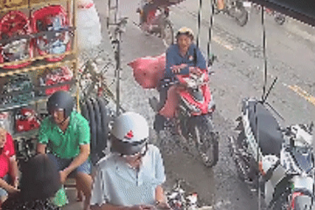 Đi giao dừa cho khách, người đàn ông vô cớ bị đạp ngã - 1 Đi giao dừa cho khách, người đàn ông vô cớ bị đạp ngã - 1