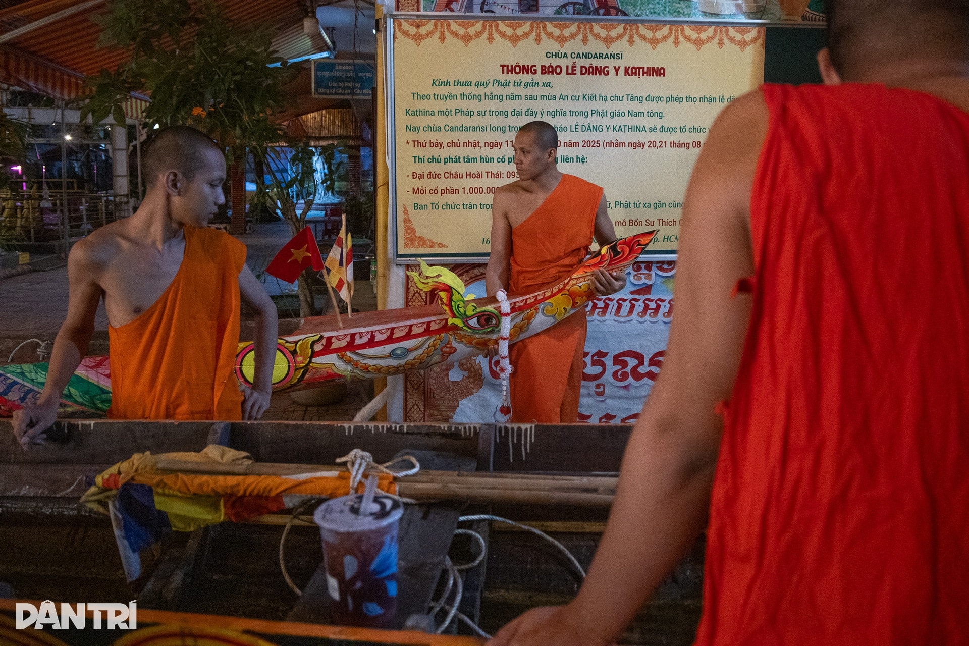 Xuyên đêm hạ thuỷ ghe ngo ở kênh Nhiêu Lộc, sẵn sàng cho lễ hội tại TPHCM - 3 Xuyên đêm hạ thuỷ ghe ngo ở kênh Nhiêu Lộc, sẵn sàng cho lễ hội tại TPHCM - 3