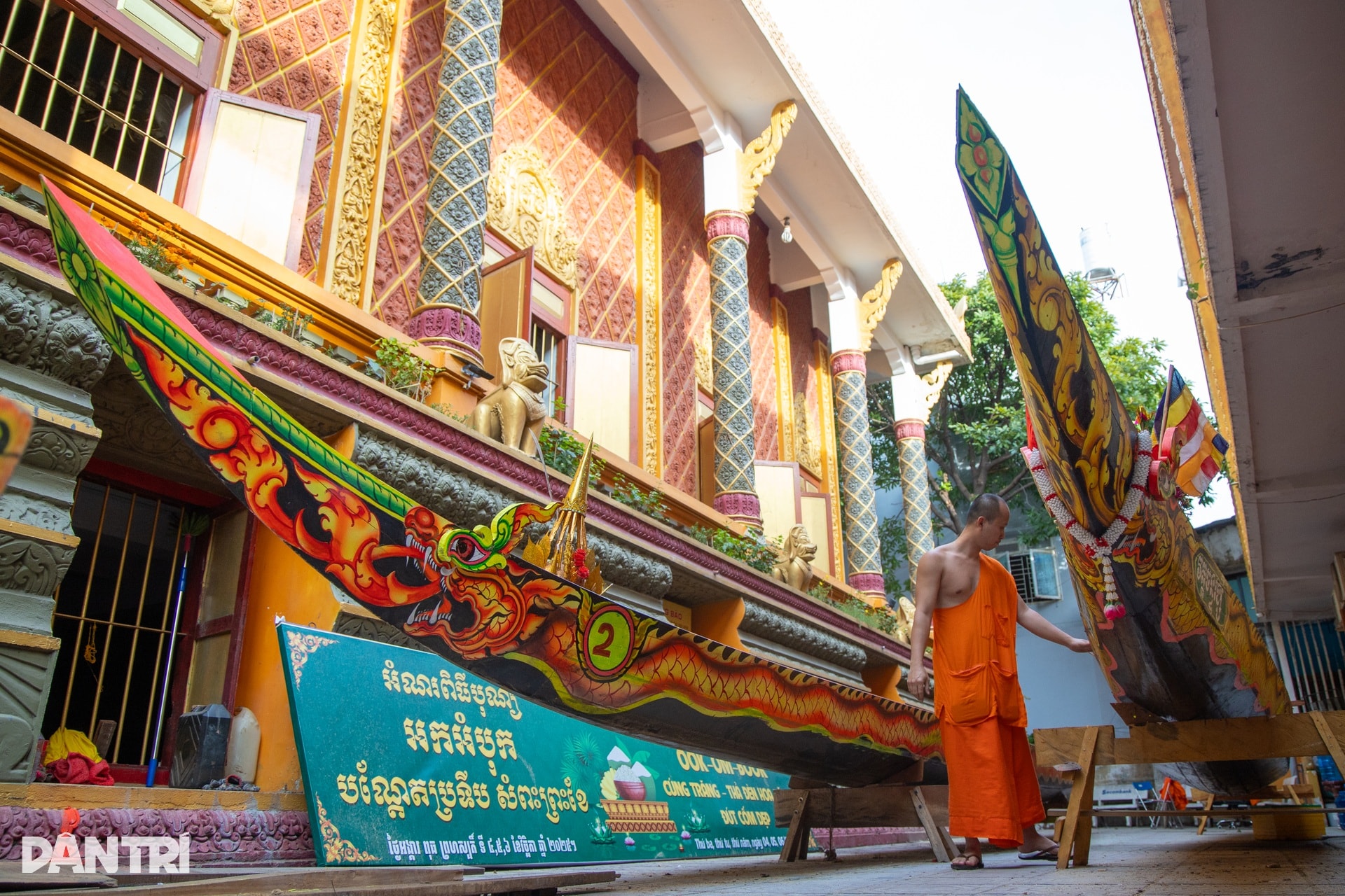 Xuyên đêm hạ thuỷ ghe ngo ở kênh Nhiêu Lộc, sẵn sàng cho lễ hội tại TPHCM - 10 Xuyên đêm hạ thuỷ ghe ngo ở kênh Nhiêu Lộc, sẵn sàng cho lễ hội tại TPHCM - 10