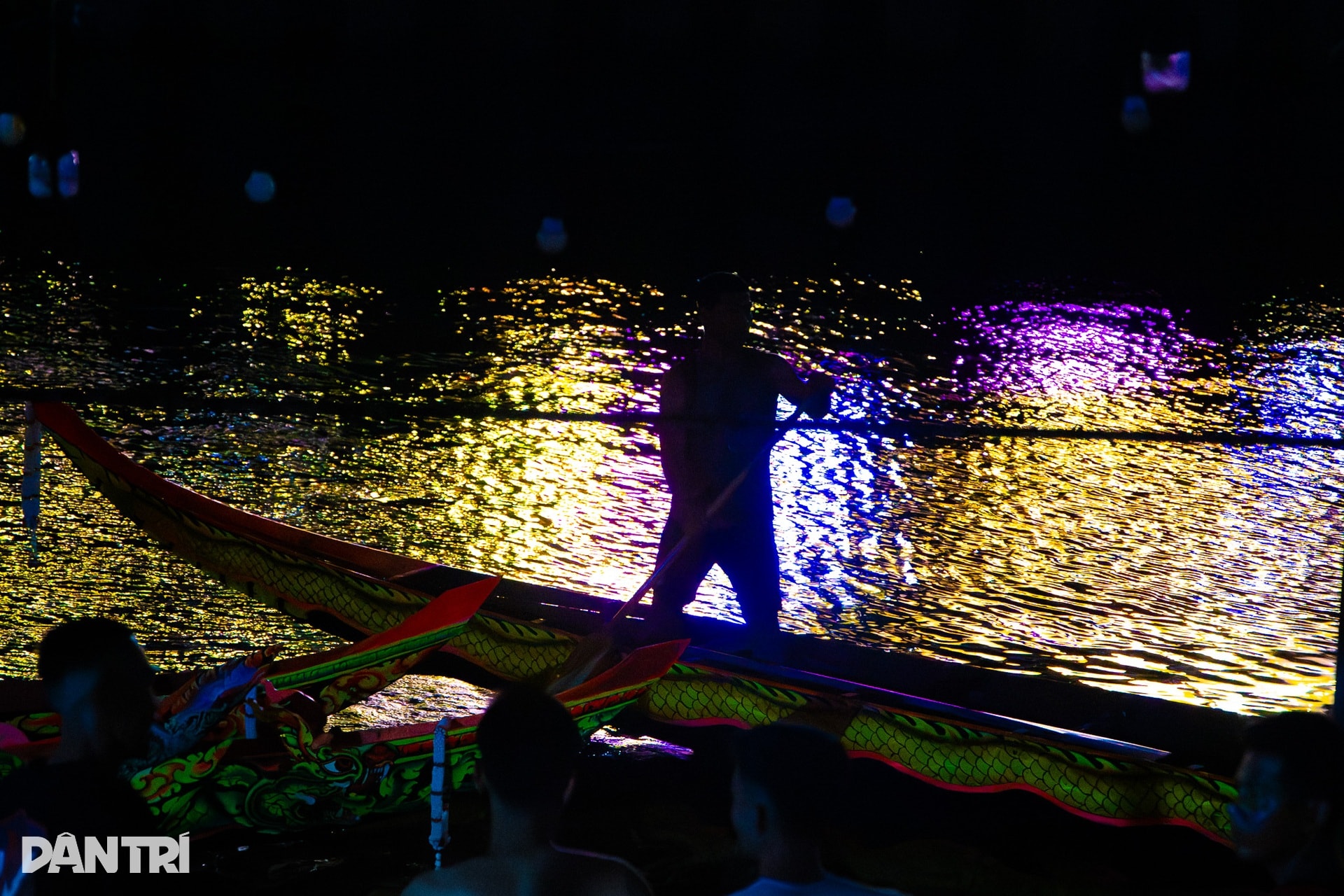 Xuyên đêm hạ thuỷ ghe ngo ở kênh Nhiêu Lộc, sẵn sàng cho lễ hội tại TPHCM - 8 Xuyên đêm hạ thuỷ ghe ngo ở kênh Nhiêu Lộc, sẵn sàng cho lễ hội tại TPHCM - 8
