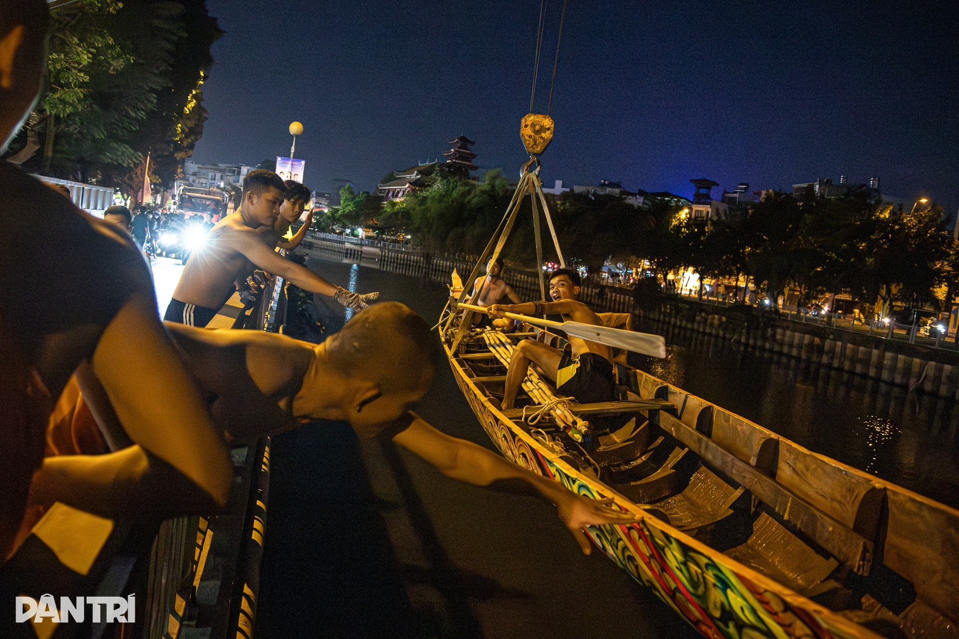 Xuyên đêm hạ thuỷ ghe ngo ở kênh Nhiêu Lộc, sẵn sàng cho lễ hội tại TPHCM - 5 Xuyên đêm hạ thuỷ ghe ngo ở kênh Nhiêu Lộc, sẵn sàng cho lễ hội tại TPHCM - 5