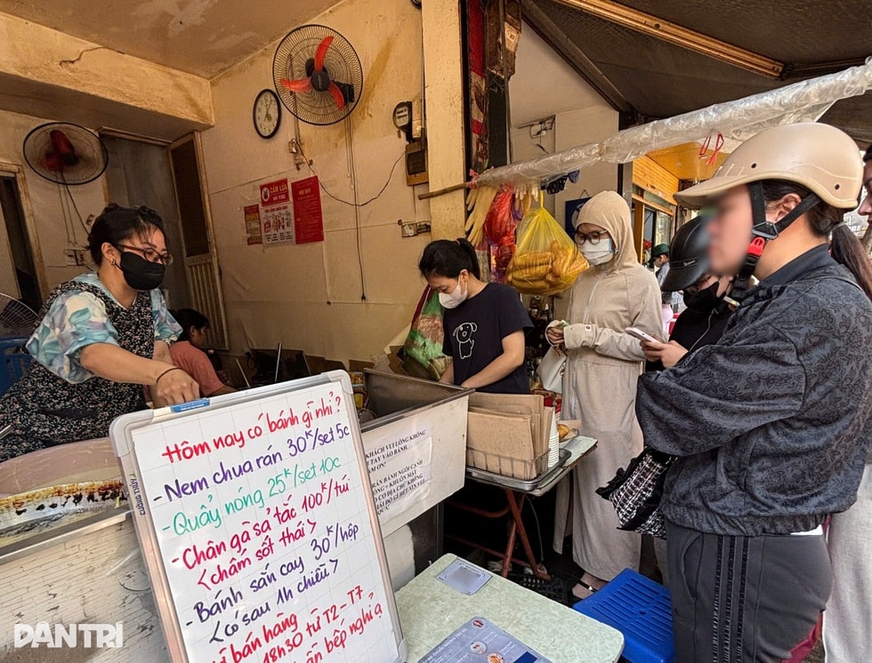 Quán bánh chuối gây tranh cãi ở Hà Nội, chưa tới giờ bán, khách vẫn cố chờ - 4 Quán bánh chuối gây tranh cãi ở Hà Nội, chưa tới giờ bán, khách vẫn cố chờ - 4