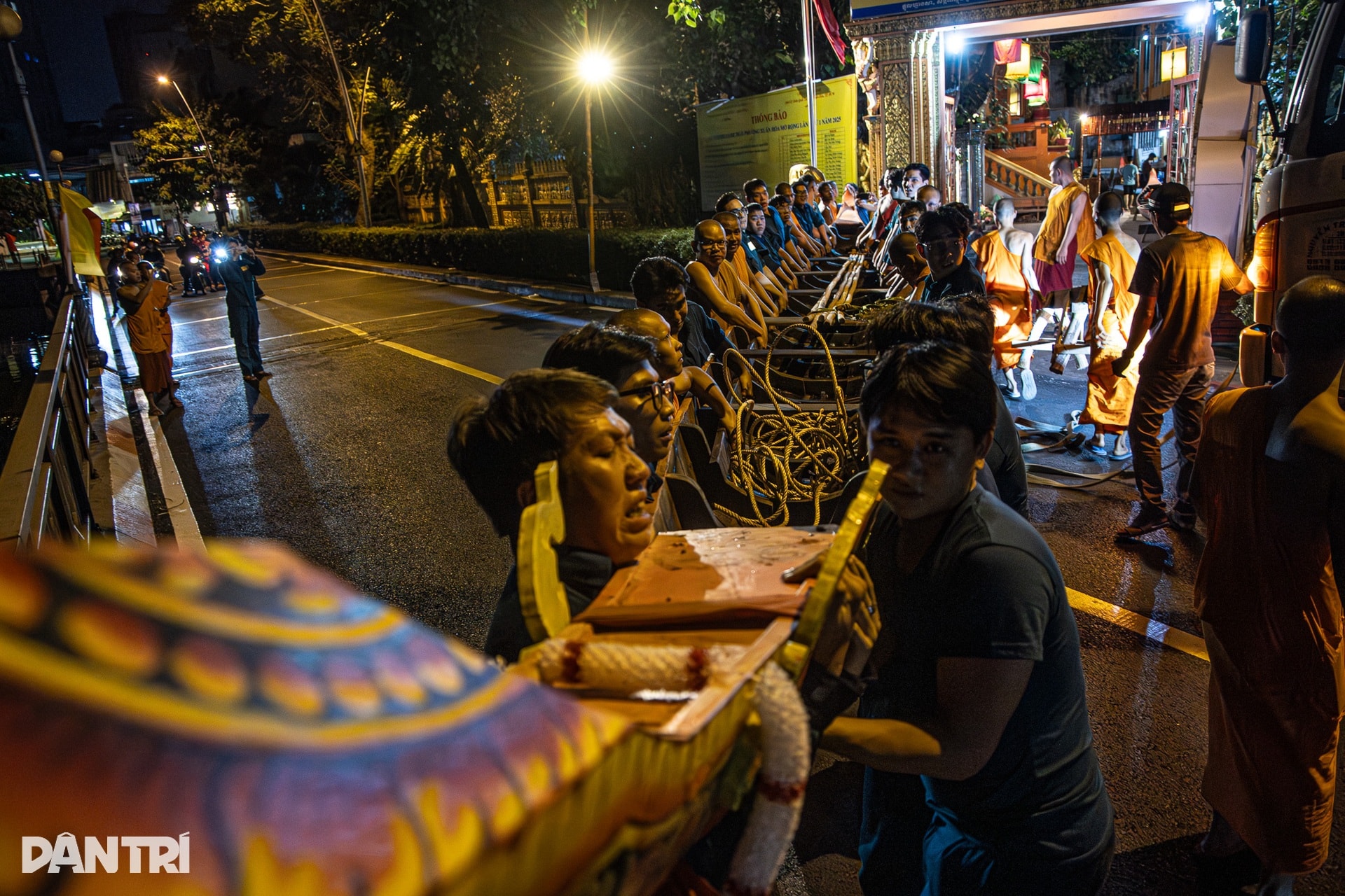 Xuyên đêm hạ thuỷ ghe ngo ở kênh Nhiêu Lộc, sẵn sàng cho lễ hội tại TPHCM - 2 Xuyên đêm hạ thuỷ ghe ngo ở kênh Nhiêu Lộc, sẵn sàng cho lễ hội tại TPHCM - 2