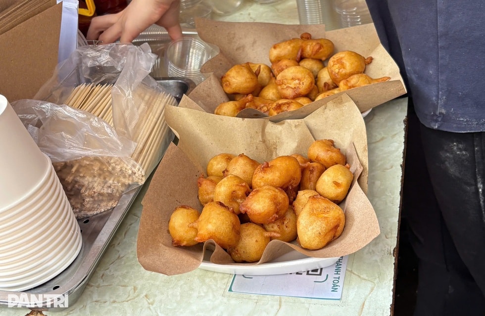 Quán bánh chuối gây tranh cãi ở Hà Nội, chưa tới giờ bán, khách vẫn cố chờ - 5 Quán bánh chuối gây tranh cãi ở Hà Nội, chưa tới giờ bán, khách vẫn cố chờ - 5