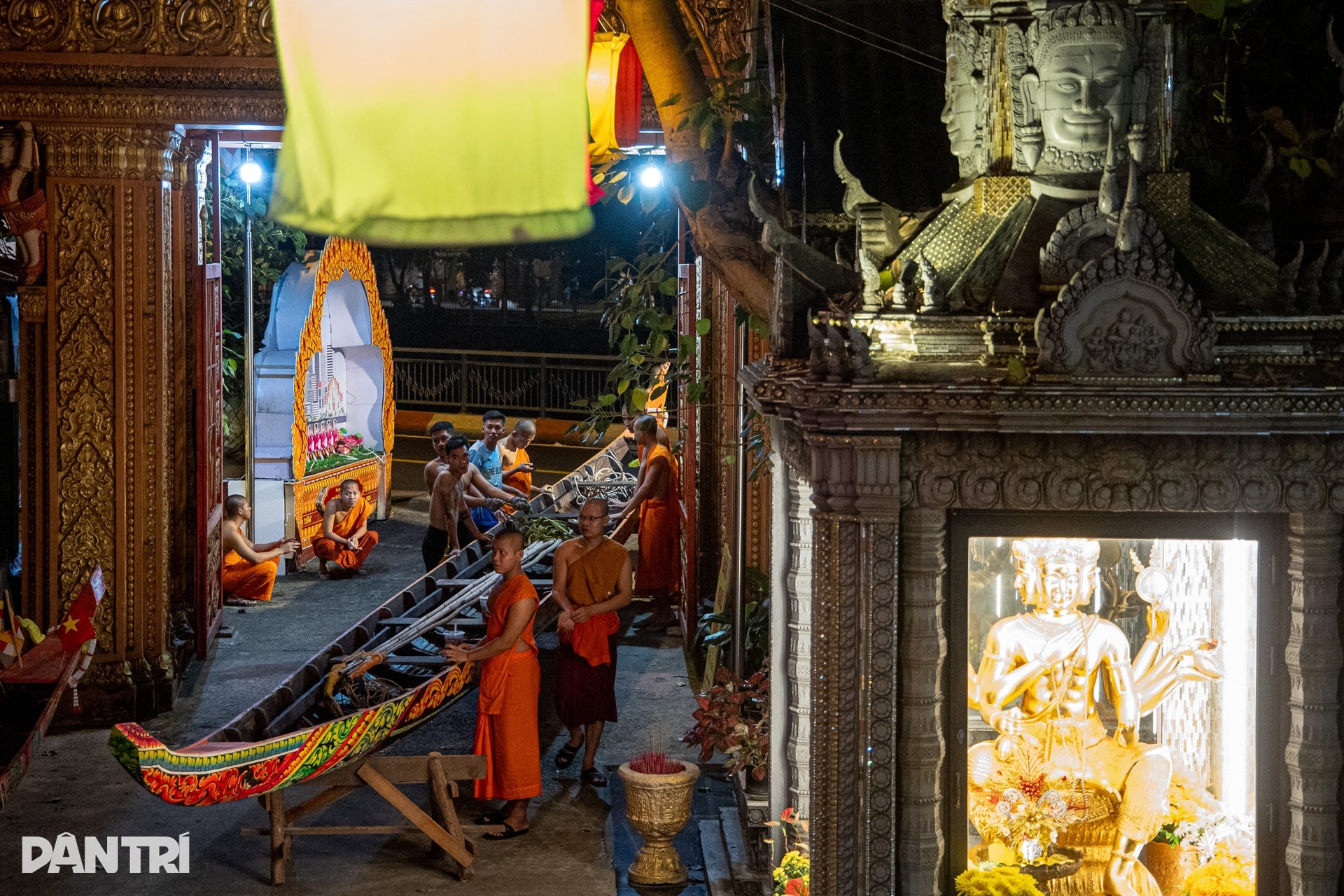 Xuyên đêm hạ thuỷ ghe ngo ở kênh Nhiêu Lộc, sẵn sàng cho lễ hội tại TPHCM - 9 Xuyên đêm hạ thuỷ ghe ngo ở kênh Nhiêu Lộc, sẵn sàng cho lễ hội tại TPHCM - 9