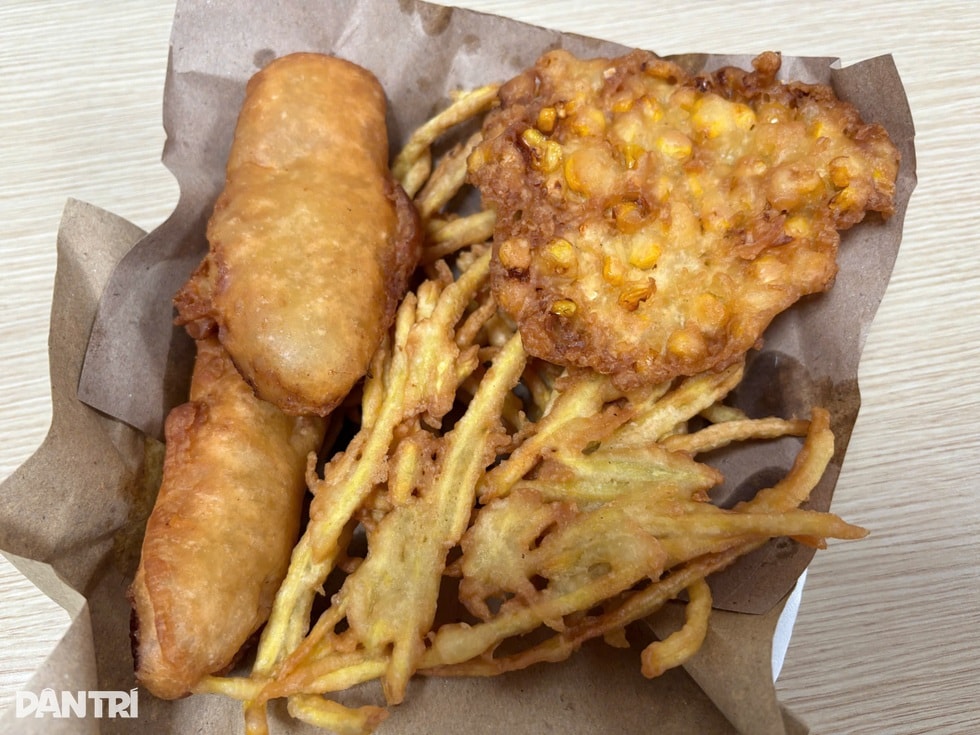 Quán bánh chuối gây tranh cãi ở Hà Nội, chưa tới giờ bán, khách vẫn cố chờ - 6 Quán bánh chuối gây tranh cãi ở Hà Nội, chưa tới giờ bán, khách vẫn cố chờ - 6