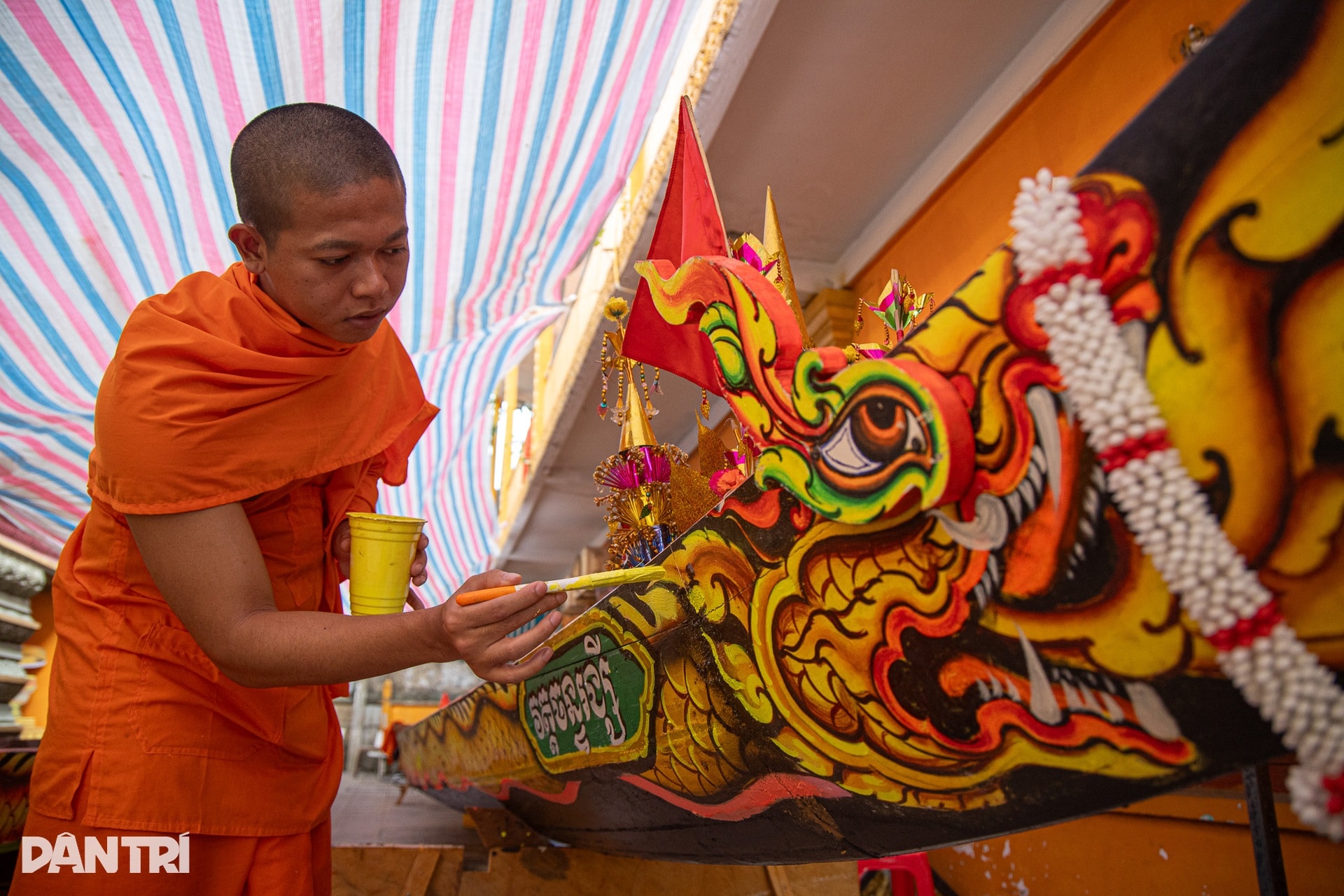 Xuyên đêm hạ thuỷ ghe ngo ở kênh Nhiêu Lộc, sẵn sàng cho lễ hội tại TPHCM - 11 Xuyên đêm hạ thuỷ ghe ngo ở kênh Nhiêu Lộc, sẵn sàng cho lễ hội tại TPHCM - 11