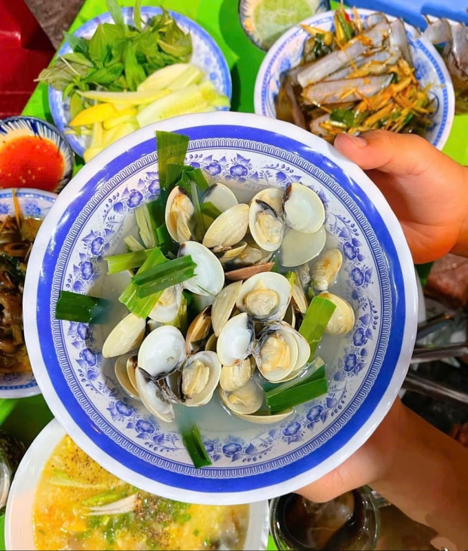 Hải sản được bày bán trong phố ẩm thực Vĩnh Khánh. Ảnh: Gà Bông