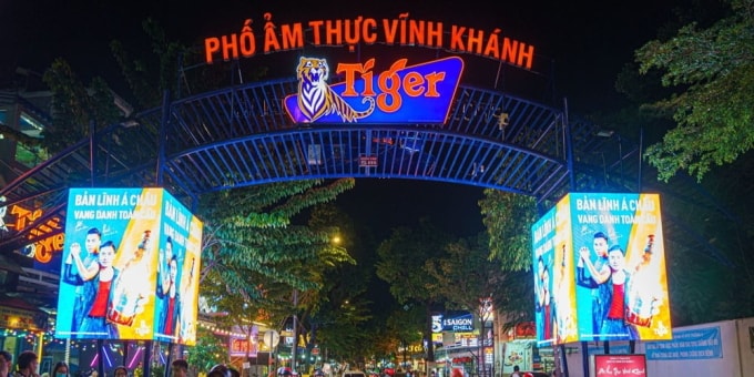 Lối vào phố ẩm thực Vĩnh Khánh. Ảnh: Nhật Hoàng