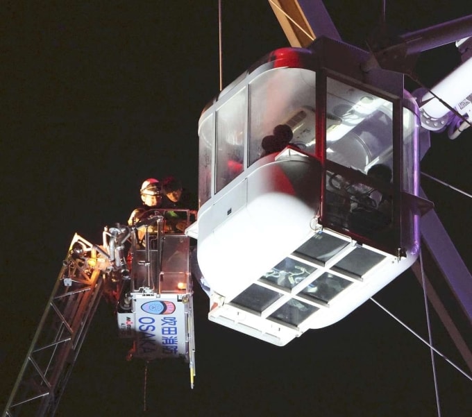 Khách được giải cứu khỏi các cabin. Ảnh: Japan News