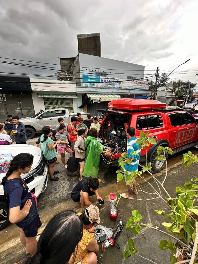 Chiếc xe địa hình của anh Mẫn thành trạm sạc dã chiến cho người dân tại khu vực Am Chúa, Diên Khánh, Khánh Hòa, ngày 21/11. Ảnh: Mẫn Phan