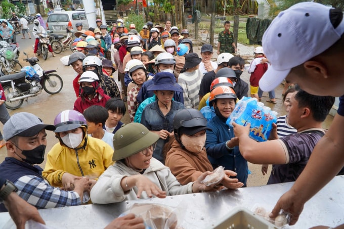 Sáng 23/11, nhiều xe tải chở hàng tiến vào rốn lũ xã Hoà Thinh, Đăk Lăk để tiếp tế lương thực, quần áo, nhu yếu phẩm. Ảnh: Đình Văn