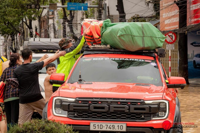 ANh Phan Ngọc Mẫn (áo xanh lá) cùng các đồng đội gửi tặng áo phao, nhu yếu phẩm cho bà con ở Khánh Hòa, ngày 21/11. Ảnh: Mẫn Phan