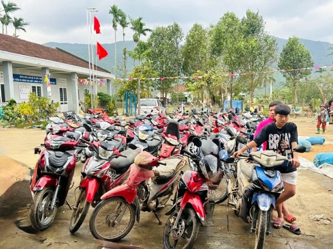Xe máy của người dân thôn Mỹ Điền, Hòa Thịnh xếp hàng dài chờ được sửa, sáng 26/11. Ảnh nhân vật cung cấp