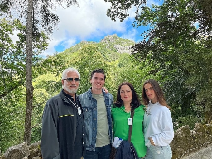 Hoa hậu Mexico đăng lại ảnh gia đình giữa lúc vướng nghi vấn mua giải. Từ trái qua: bố cô, anh trai, mẹ và cô. Ảnh: Instagram/ Fátima Bosch