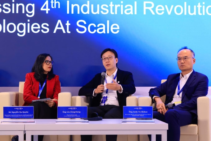 Ông Liu Zongchang, Tổng giám đốc luân phiên Foxconn Industrial Internet (FII) tại phiên tọa đàm sáng 26/11. Ảnh ban tổ chức