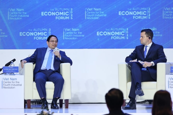 Thủ tướng Phạm Minh Chính đối thoại chính sách 60 phút cùng CEO WEF Stephan Mergenthaler chiều 26/11. Ảnh: VGP