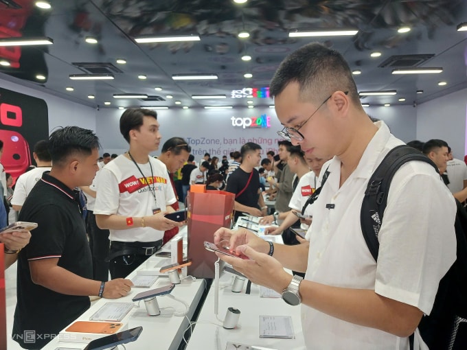 Người tiêu dùng trải nghiệm iPhone 17 series tại phố đi bộ Nguyễn Huệ, TP HCM. Ảnh: Thi Hà