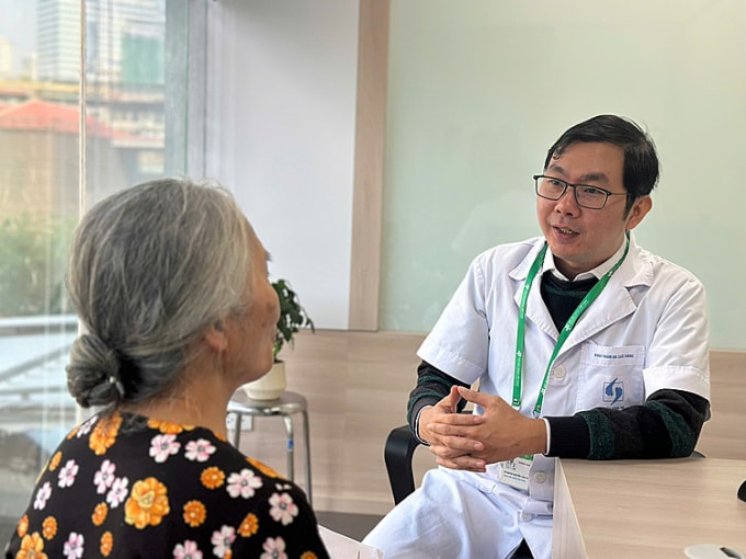 Bác sĩ thăm khám cho bệnh nhân. Ảnh: Thúy Quỳnh