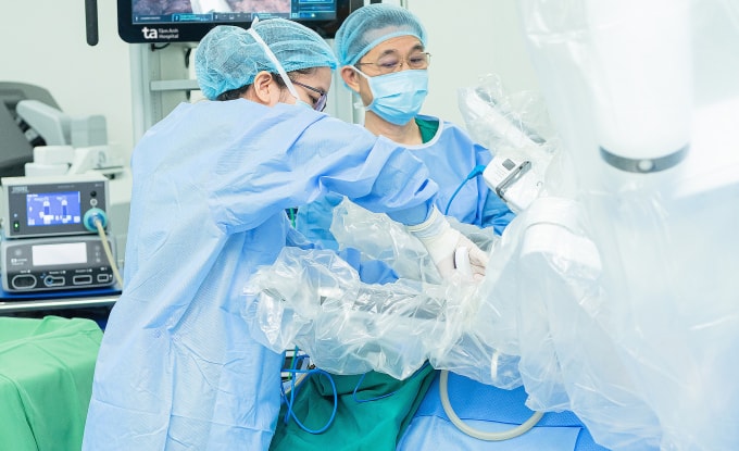 Bác sĩ thực hiện ca mổ cắt u phổi có sự hỗ trợ của robot. Ảnh: Thanh Luận