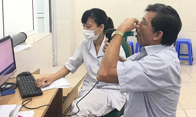 Bệnh nhân khám phổi tắc nghẽn mạn tính tại Bệnh viện Bạch Mai. Ảnh:Lê Nga