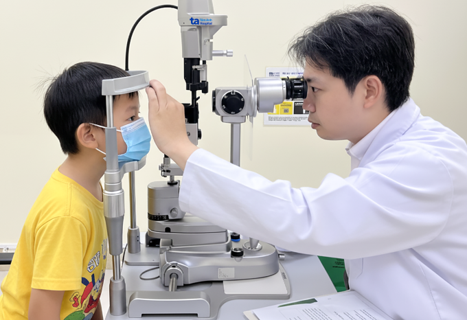 Bác sĩ Huy kiểm tra mắt cho bé trai. Ảnh minh họa: Bệnh viện Đa khoa Tâm Anh