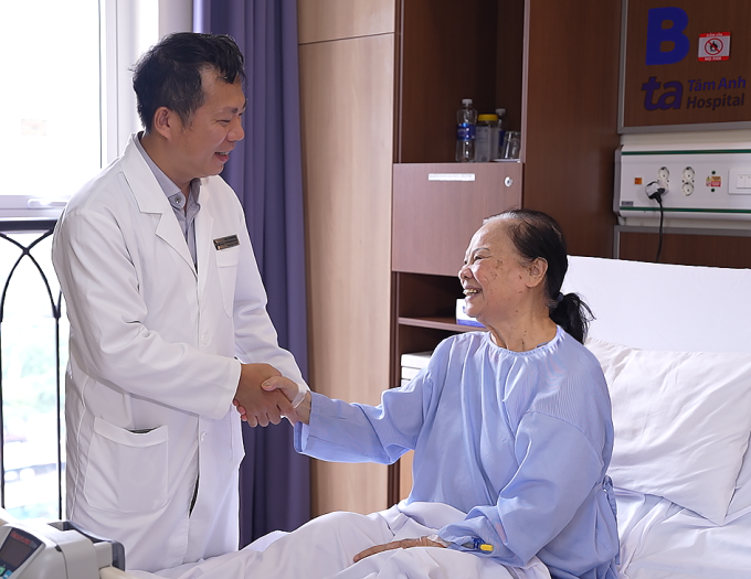 Bác sĩ Nghĩa thăm bà Tịch trước khi xuất viện. Ảnh: Bệnh viện Đa khoa Tâm Anh