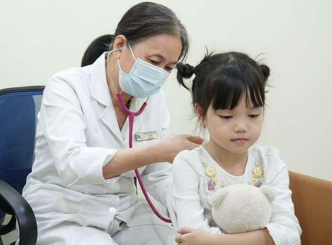 Bác sĩ đang khám cho một bệnh nhi với triệu chứng sốt cao lúc giao mùa. Ảnh minh họa: Bệnh viện Đa khoa Tâm Anh