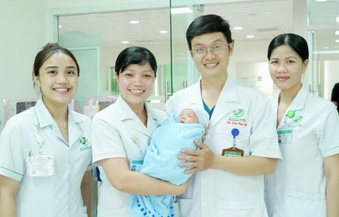 Vỡ tử cung lúc sinh, hai mẹ con được cứu trong 10 phút