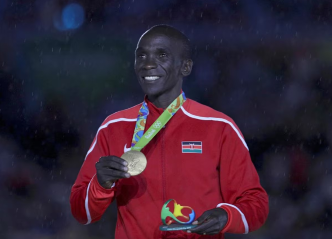 Eliud Kipchoge khoe HC vàng marathon khi thi đấu cho tuyển Kenya tại Olympic Rio 2016 ngày 21/8/2016. Ảnh: Reuters