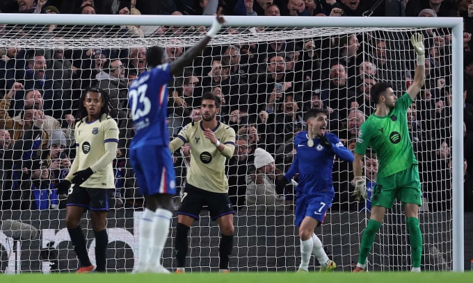 Jules Kounde (trái) sau khi phản lưới nhà ở trận Barca gặp Chelsea trên sân Stamford Bridge, thành phố London, Vương quốc Anh tối 25/11/2025. Ảnh: Reuters