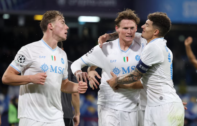 Scott McTominay (giữa) mừng bàn mở tỷ số. Ảnh: Reuters