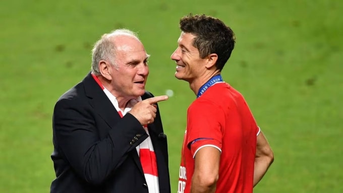 Hoeness (trái) mừng chức vô địch Champions League 2019-2020 với Robert Lewandowski, tiền đạo sau đó chuyển sang Barca. Ảnh: AS