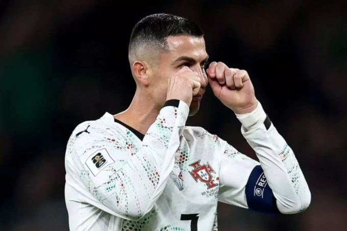Ronaldo giả khóc để giễu đối thủ trong trận Bồ Đào Nha thua Ireland trên sân Aviva, thành phố Dublin, Ireland, lượt áp chót bảng F vòng loại khu vực châu Âu, World Cup 2026 tối 13/11/2025. Ảnh: INPHO