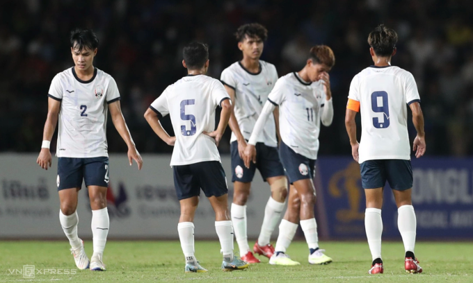 Cầu thủ Campuchia khi thua Myanmar 0-2 ở lượt trận thứ tư bảng A bóng đá nam SEA Games 32 trên sân Olympic ở Phnom Penh, Campuchia ngày 7/5/2023. Ảnh:Đức Đồng.