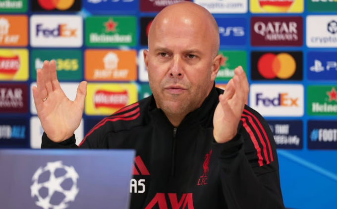 HLV Arne Slot trong buổi họp báo trước trận Liverpool gặp PSV ở lượt năm Champions League ngày 25/11. Ảnh: EPA