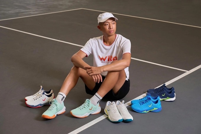 VĐV pickleball Quang Dương bên những sản phẩm của nhãn hàng anh hợp tác. Ảnh: Wika