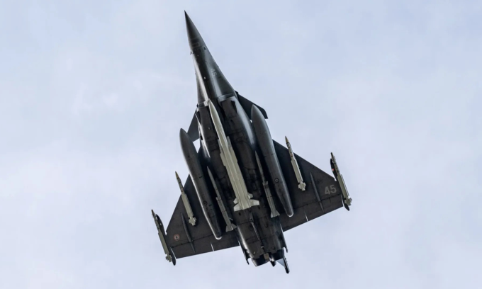 Tiêm kích Rafale M Pháp mang tên lửa ASMPA-R dưới bụng hôm 13/11. Ảnh: BQP Pháp