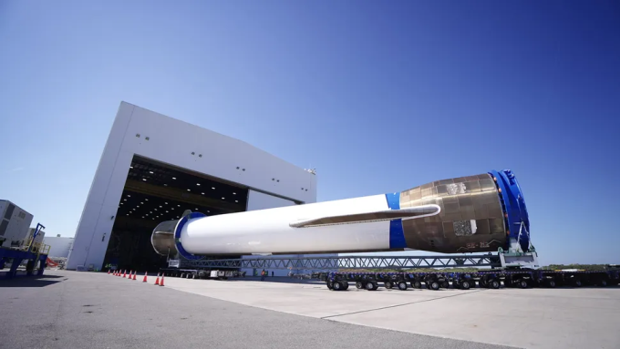 Tầng đầu tiên của tên lửa New Glenn được đưa vào nhà chứa máy bay tại Căn cứ Lực lượng Vũ trụ Cape Canaveral để kiểm tra và tân trang. Ảnh: Dave Limp/Blue Origin