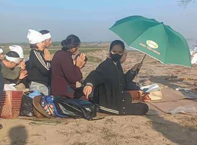 Người thân của Nhi tập trung bên bờ sông ở xã Đức Hợp, Hưng Yên, ngay sau khi được công an thông báo phát hiện một thi thể nữ bị trói tay, bỏ trong túi nylon thả trôi sông. Ảnh: Gia đình cung cấp