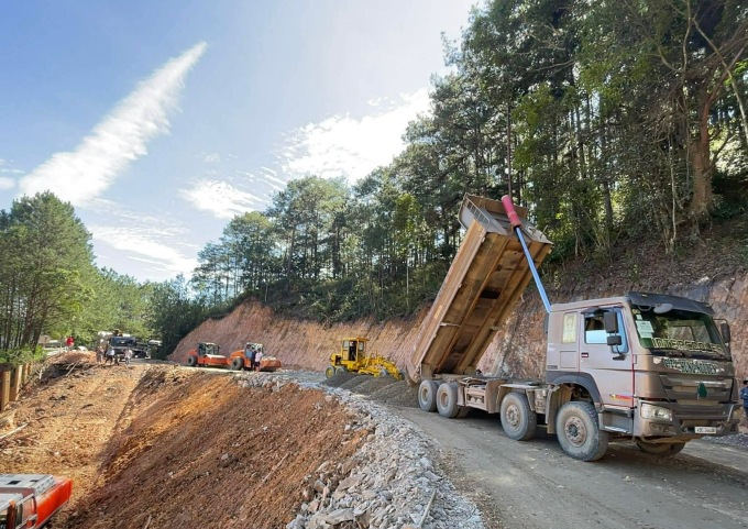 Đoạn sạt lở trên đèo Mimosa đang được thi công khắc phục, sáng 26/11. Ảnh: Ban quản lý dự án 85