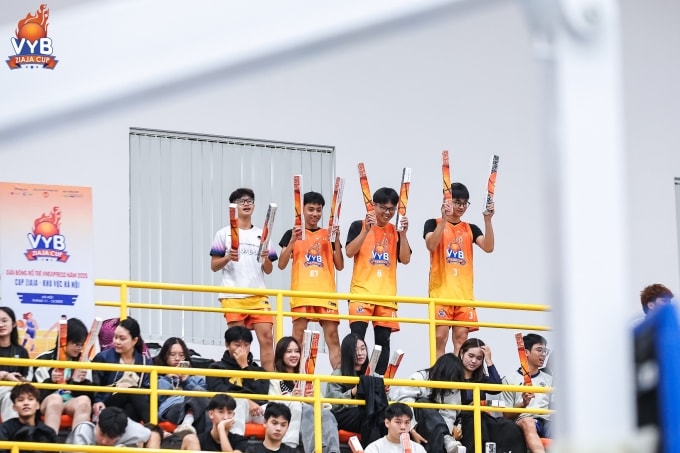 Các đội cổ vũ các cầu thủ thi đấu ở vòng bảng giải bóng rổ Trẻ VnExpress. Ảnh: VYB