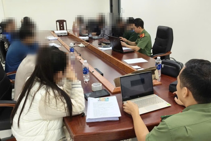 Các nghi phạm trong đường dây lừa đảo bị công an bắt giữ. Ảnh: Công an cung cấp