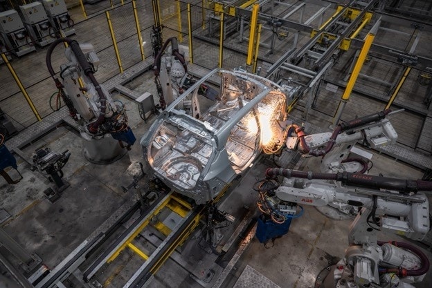 Robot tự động hóa trong nhà máy VinFast. Ảnh: VinFast