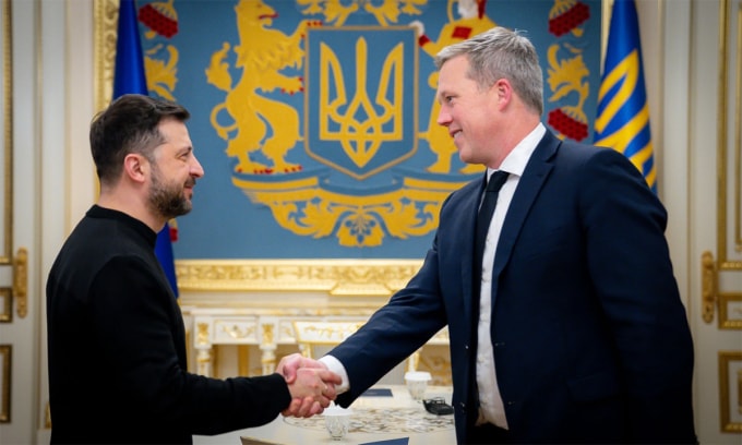 Tổng thống Ukraine Volodymyr Zelensky và Bộ trưởng Lục quân Mỹ Dan Driscoll trong cuộc họp tại Kiev ngày 20/11. Ảnh: AP