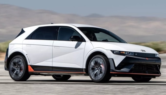 Frank Moser, phó chủ tịch phụ trách dòng 718 và 911 của Porsche, thừa nhận ông đã lái chiếc Ioniq 5 N nhiều lần và gọi đó là một trải nghiệm mở mang tầm mắt.