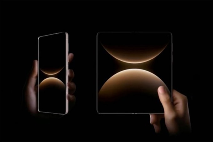 Màn hình bên trong 8 inch khi mở.