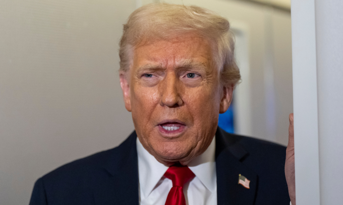 tổng thống Mỹ Donald Trump phát biểu với báo giới trên Không lực Một hôm 25/11. Ảnh: AP