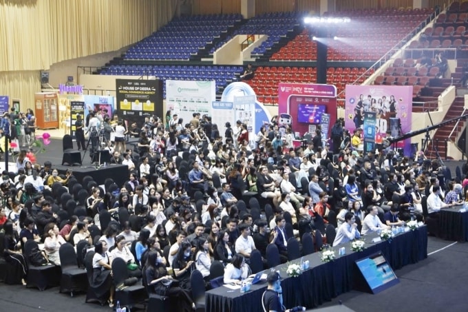 Khán giả dự một phiên tọa đàm trong khuôn khổ Vietnam iContent 2024. Ảnh: Khương Nguyễn