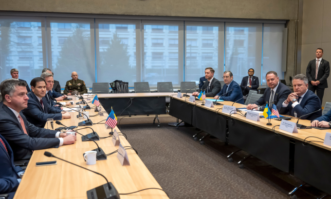 Phái đoàn Mỹ (trái) đàm phán với phía Ukraine tại Geneva, Thụy Sĩ hôm 23/11. Ảnh: AP